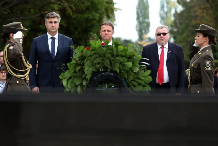 POLOŽENI VIJENCI NA MIROGOJU: Državni vrh odao počast poginulima za domovinu
