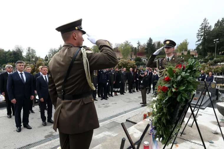 POLOŽENI VIJENCI NA MIROGOJU: Državni vrh odao počast poginulima za domovinu