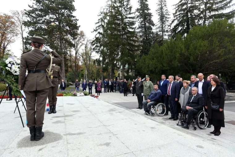 POLOŽENI VIJENCI NA MIROGOJU: Državni vrh odao počast poginulima za domovinu