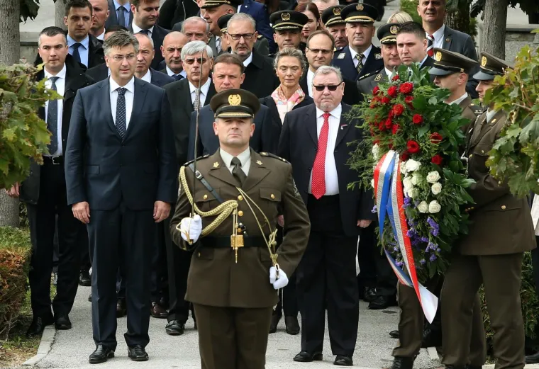 POLOŽENI VIJENCI NA MIROGOJU: Državni vrh odao počast poginulima za domovinu