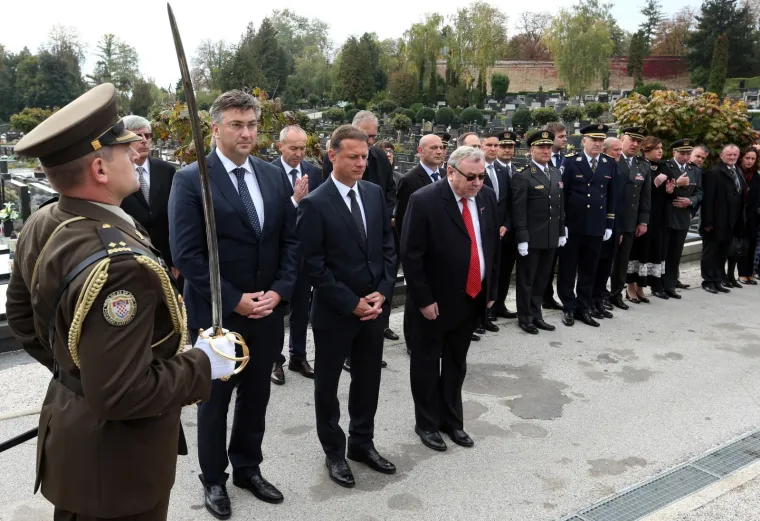 POLOŽENI VIJENCI NA MIROGOJU: Državni vrh odao počast poginulima za domovinu