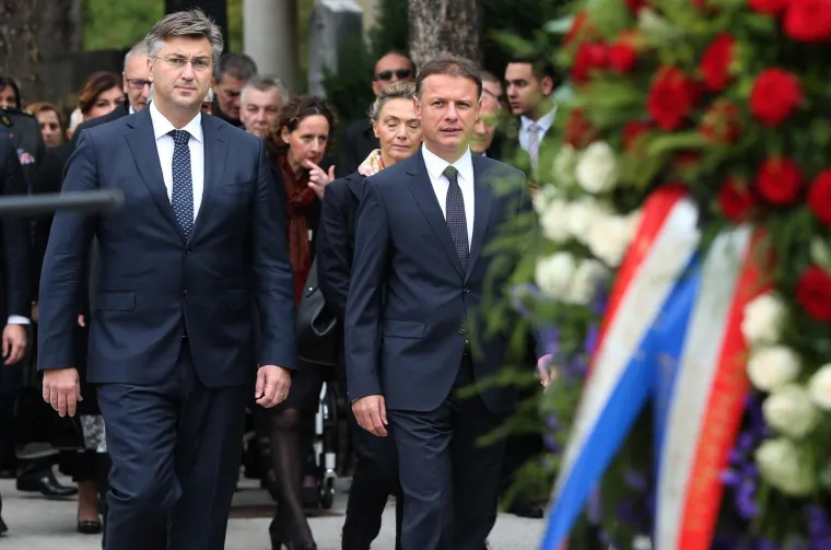 Povodom Dana neovisnosti Republike Hrvatske na groblju Mirogoj položeni su vijenci kod Sredi&scaron;njeg križa u Aleji poginulih hrvatskih branitelja te na groblju prvog hrvatskog predsjednika dr. Franje Tuđmana.