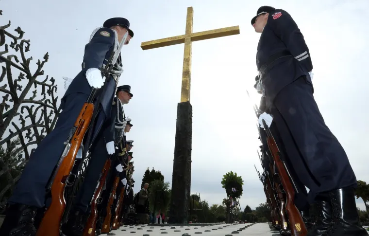 POLOŽENI VIJENCI NA MIROGOJU: Državni vrh odao počast poginulima za domovinu