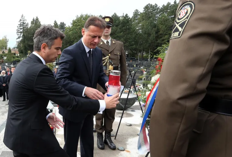 POLOŽENI VIJENCI NA MIROGOJU: Državni vrh odao počast poginulima za domovinu