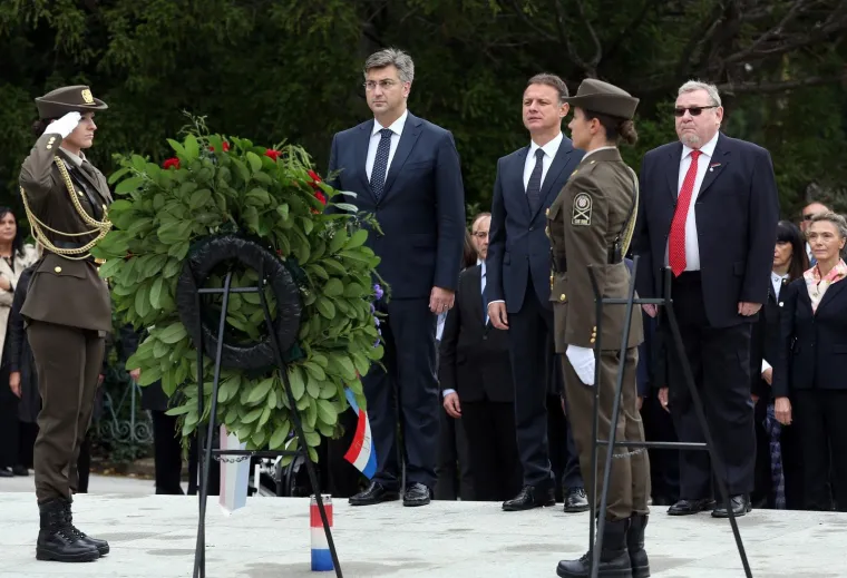 POLOŽENI VIJENCI NA MIROGOJU: Državni vrh odao počast poginulima za domovinu