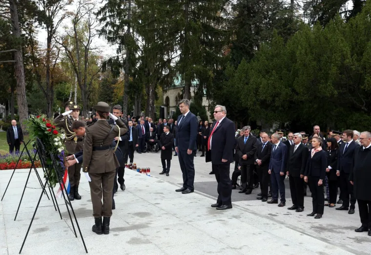POLOŽENI VIJENCI NA MIROGOJU: Državni vrh odao počast poginulima za domovinu