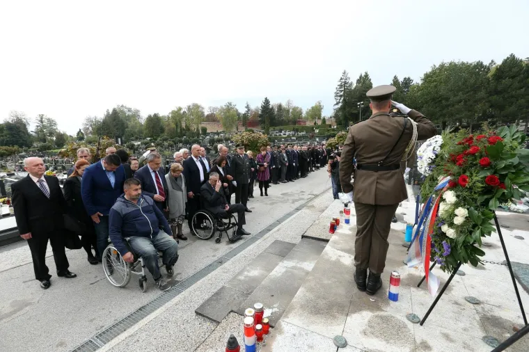 POLOŽENI VIJENCI NA MIROGOJU: Državni vrh odao počast poginulima za domovinu
