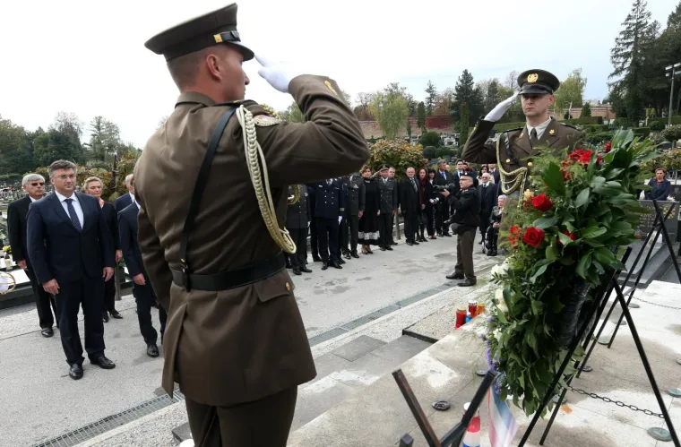 POLOŽENI VIJENCI NA MIROGOJU: Državni vrh odao počast poginulima za domovinu