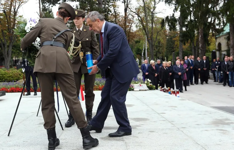 POLOŽENI VIJENCI NA MIROGOJU: Državni vrh odao počast poginulima za domovinu