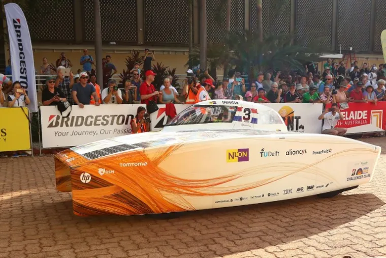 Utrka World Solar Challenge počela je u nedjelju u Australiji a u njoj sudjeluje 42 automobila na solarni pogon koji trebaju prijeći put dug 3000 kilometara od tropskog sjevera do južnih obala Australije.