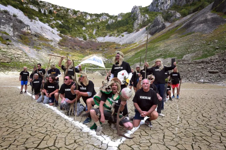 NOGOMETNA GROZNICA U IMOTSKOM: Pogledajte kako izgleda utakmica Vukodlaka i Vilenjaka na dnu isušenog Modrog jezera