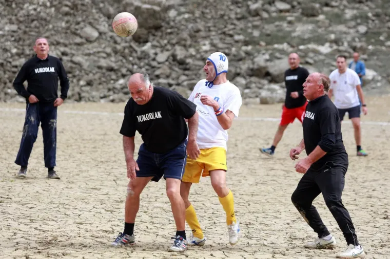 NOGOMETNA GROZNICA U IMOTSKOM: Pogledajte kako izgleda utakmica Vukodlaka i Vilenjaka na dnu isu&scaron;enog Modrog jezera