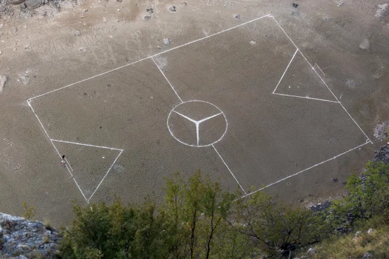 NOGOMETNA GROZNICA U IMOTSKOM: Pogledajte kako izgleda utakmica Vukodlaka i Vilenjaka na dnu isu&scaron;enog Modrog jezera