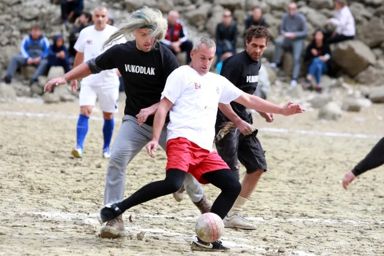 NOGOMETNA GROZNICA U IMOTSKOM: Pogledajte kako izgleda utakmica Vukodlaka i Vilenjaka na dnu isu&scaron;enog Modrog jezera