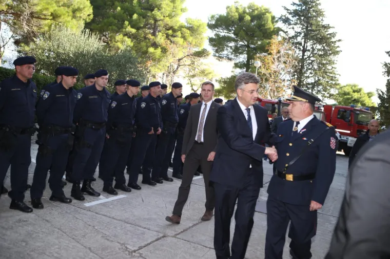 Premijer Andrej Plenković uz načelnika Glavnog stožera Oružanih snaga Republike Hrvatske, generala zbora Mirka Šundova, glavnog ravnatelja policije Nikolu Milinu i ravnatelja Državne uprave za zaštitu i spašavanje obišao je mješoviti postroj vatrogasaca i pripadnika OSRH koji su sudjelovali u gašenju pozara.