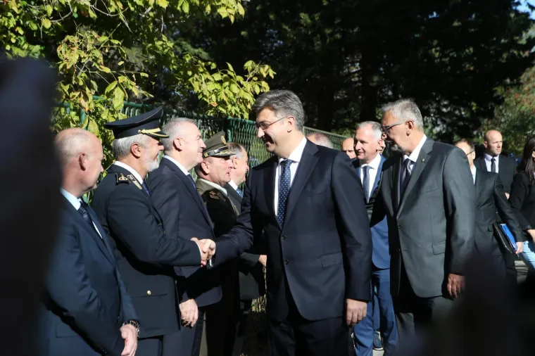 PLENKOVIĆ U RADNOM POSJETU SPLITU: Obišao je vatrogasce i pripadnike OSRH-a koji su sudjelovali u gašenju požara