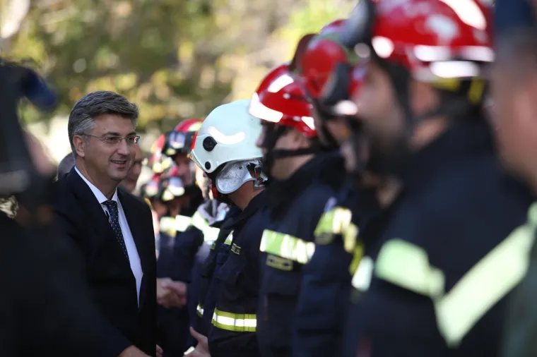 PLENKOVIĆ U RADNOM POSJETU SPLITU: Obišao je vatrogasce i pripadnike OSRH-a koji su sudjelovali u gašenju požara