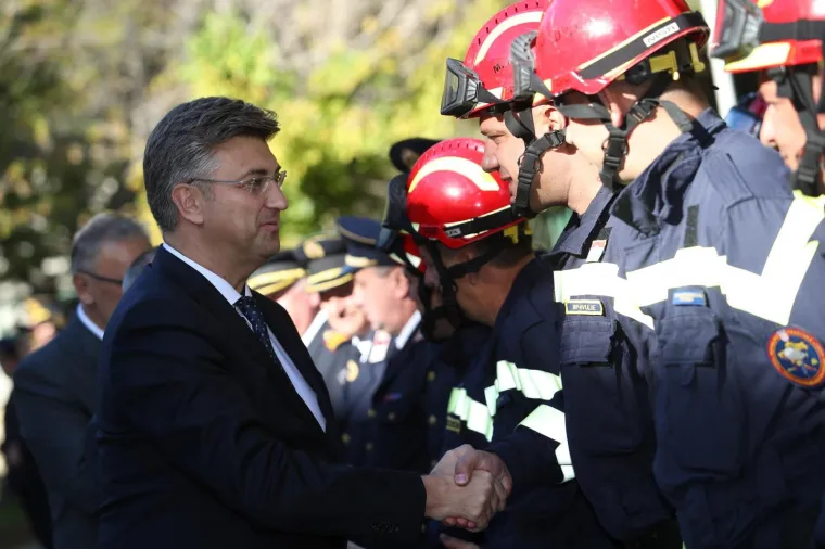 PLENKOVIĆ U RADNOM POSJETU SPLITU: Obišao je vatrogasce i pripadnike OSRH-a koji su sudjelovali u gašenju požara