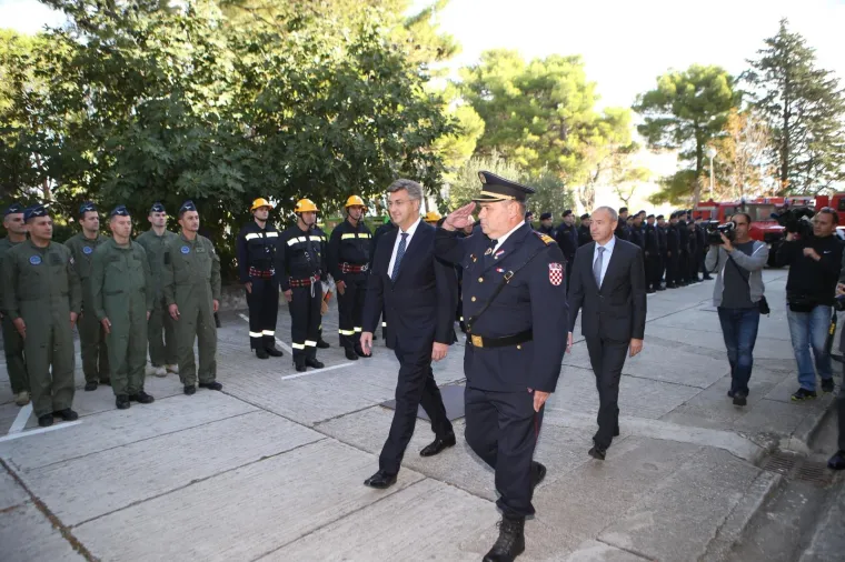 PLENKOVIĆ U RADNOM POSJETU SPLITU: Obišao je vatrogasce i pripadnike OSRH-a koji su sudjelovali u gašenju požara