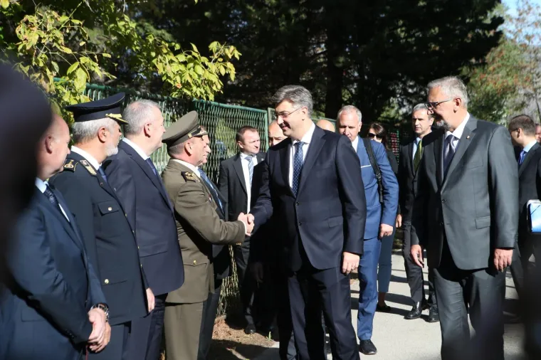 PLENKOVIĆ U RADNOM POSJETU SPLITU: Obišao je vatrogasce i pripadnike OSRH-a koji su sudjelovali u gašenju požara