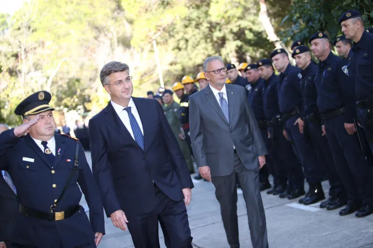 PLENKOVIĆ U RADNOM POSJETU SPLITU: Obišao je vatrogasce i pripadnike OSRH-a koji su sudjelovali u gašenju požara