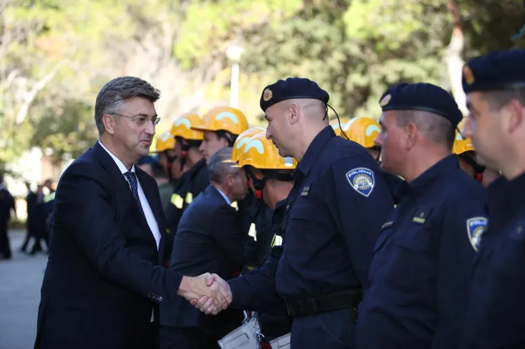 PLENKOVIĆ U RADNOM POSJETU SPLITU: Obišao je vatrogasce i pripadnike OSRH-a koji su sudjelovali u gašenju požara
