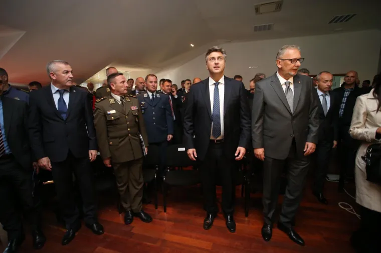 PLENKOVIĆ U RADNOM POSJETU SPLITU: Obišao je vatrogasce i pripadnike OSRH-a koji su sudjelovali u gašenju požara