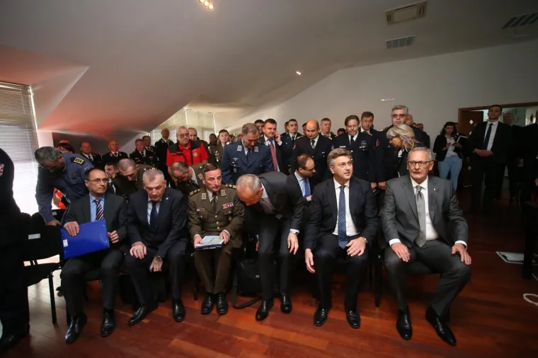 PLENKOVIĆ U RADNOM POSJETU SPLITU: Obišao je vatrogasce i pripadnike OSRH-a koji su sudjelovali u gašenju požara
