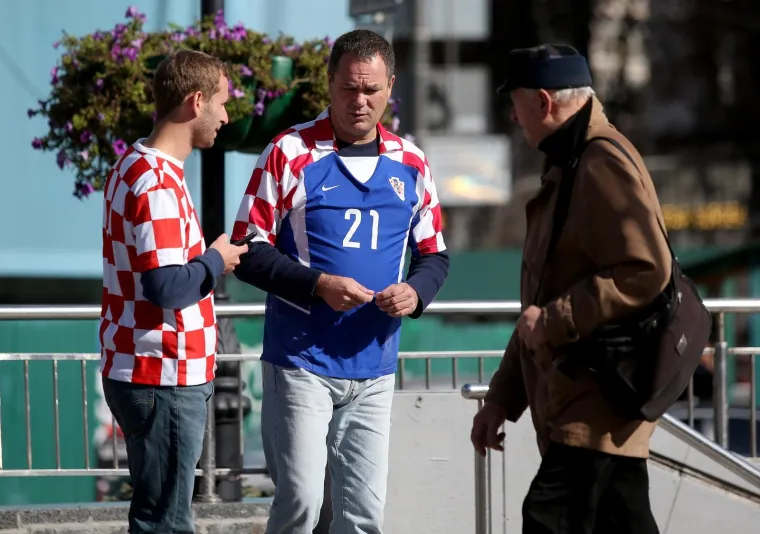 Procjene govore da je u Kijev doputovalo oko 700 hrvatskih navijača koji će imati težak posao na Olimpijskom stadionu budući da će im s druge strane biti 70.000 Ukrajinaca.