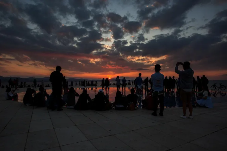 ZADAR PONOVNO ODUŠEVIO: Prekrasan zalazak sunca na popularnom 'Pozdravu Suncu'