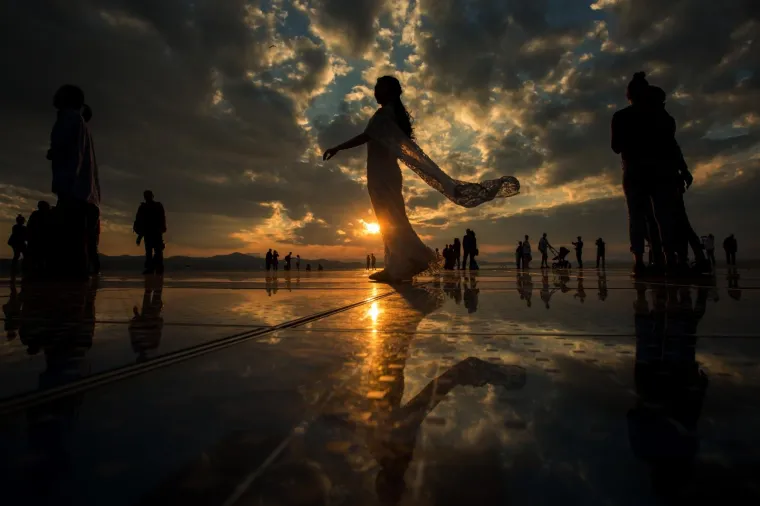 ZADAR PONOVNO ODUŠEVIO: Prekrasan zalazak sunca na popularnom 'Pozdravu Suncu'