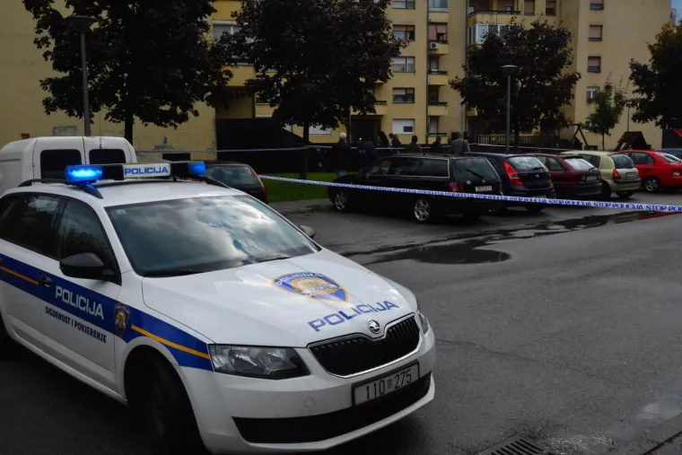 EKSPLOZIJA U SLAVONSKOM BRODU: Oštećeno nekoliko automobila i prozori na obiteljskoj kući, ozlijeđenih nema