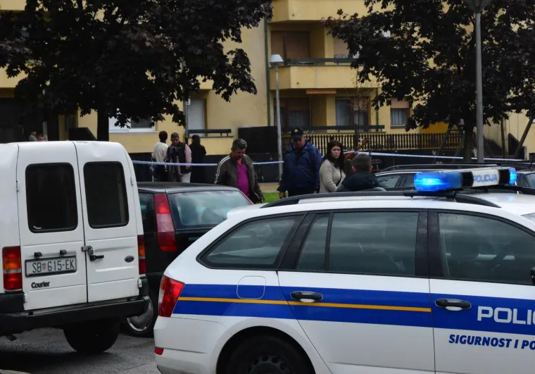 EKSPLOZIJA U SLAVONSKOM BRODU: Oštećeno nekoliko automobila i prozori na obiteljskoj kući, ozlijeđenih nema