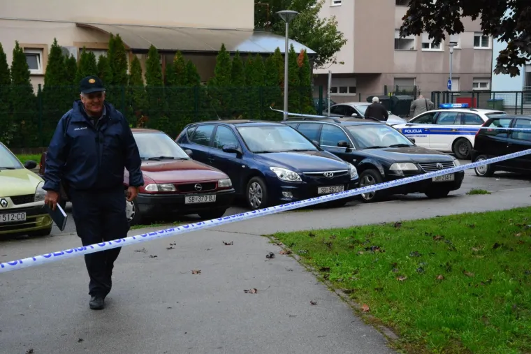 EKSPLOZIJA U SLAVONSKOM BRODU: Oštećeno nekoliko automobila i prozori na obiteljskoj kući, ozlijeđenih nema