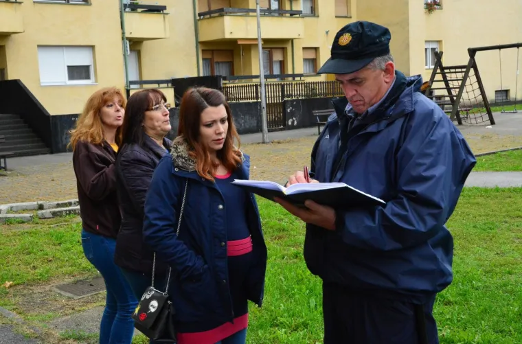 EKSPLOZIJA U SLAVONSKOM BRODU: Oštećeno nekoliko automobila i prozori na obiteljskoj kući, ozlijeđenih nema