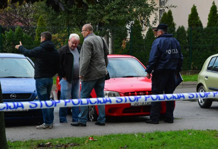 EKSPLOZIJA U SLAVONSKOM BRODU: Oštećeno nekoliko automobila i prozori na obiteljskoj kući, ozlijeđenih nema