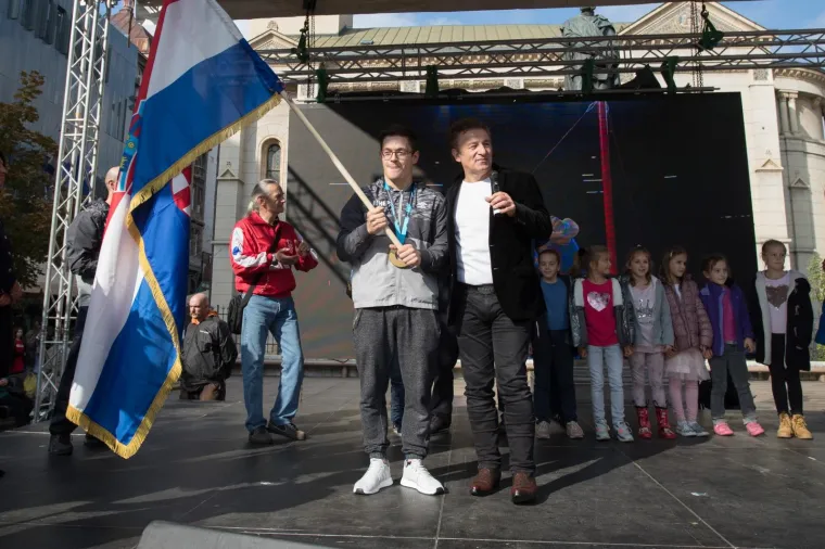 ZAGREB SE NAKLONIO SVJETSKOM PRVAKU: Tin Srbić svečano dočekan na Cvjetnom trgu