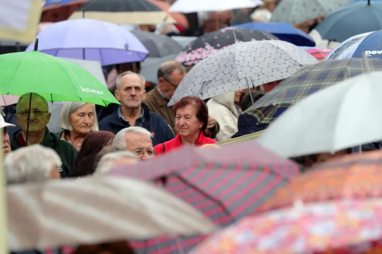 PROSVJED UMIROVLJENIKA NA GLAVNOM ZAGREBAČKOM TRGU: 'Zaustavimo siromaštvo i poniženje u starosti'
