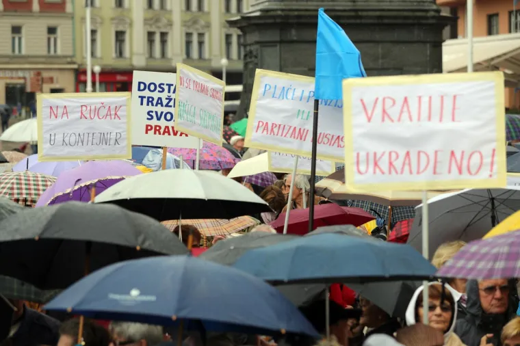 PROSVJED UMIROVLJENIKA NA GLAVNOM ZAGREBAČKOM TRGU: 'Zaustavimo siromaštvo i poniženje u starosti'