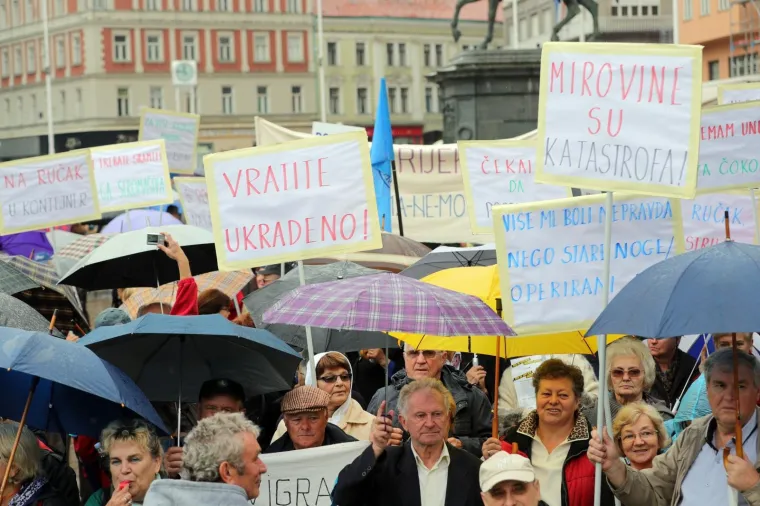 PROSVJED UMIROVLJENIKA NA GLAVNOM ZAGREBAČKOM TRGU: 'Zaustavimo siromaštvo i poniženje u starosti'