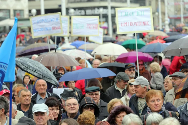 PROSVJED UMIROVLJENIKA NA GLAVNOM ZAGREBAČKOM TRGU: 'Zaustavimo siromaštvo i poniženje u starosti'