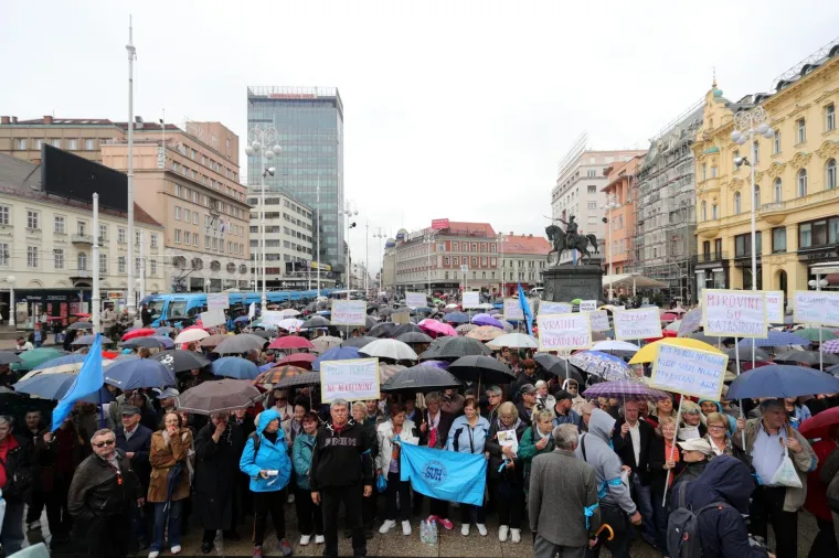PROSVJED UMIROVLJENIKA NA GLAVNOM ZAGREBAČKOM TRGU: 'Zaustavimo siromaštvo i poniženje u starosti'