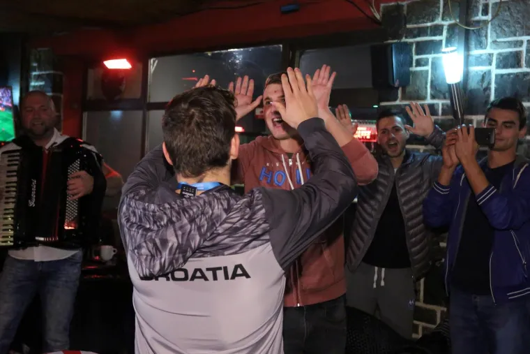 LUDNICA U DUBRAVI: Novi svjetski prvak i junak nacije dočekan bakljadom