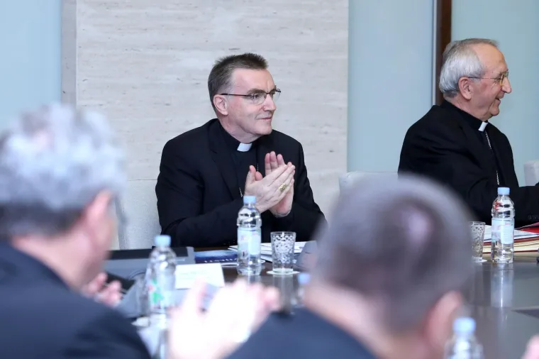Nakon dugog izbivanja iz javnosti zbog bolesti Josip Bozanić nazočio zasjedanju HBK-a