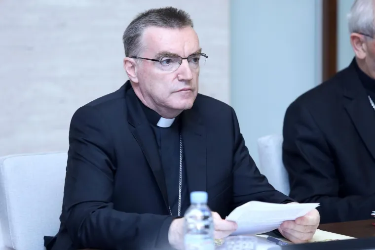 Nakon dugog izbivanja iz javnosti zbog bolesti Josip Bozanić nazočio zasjedanju HBK-a