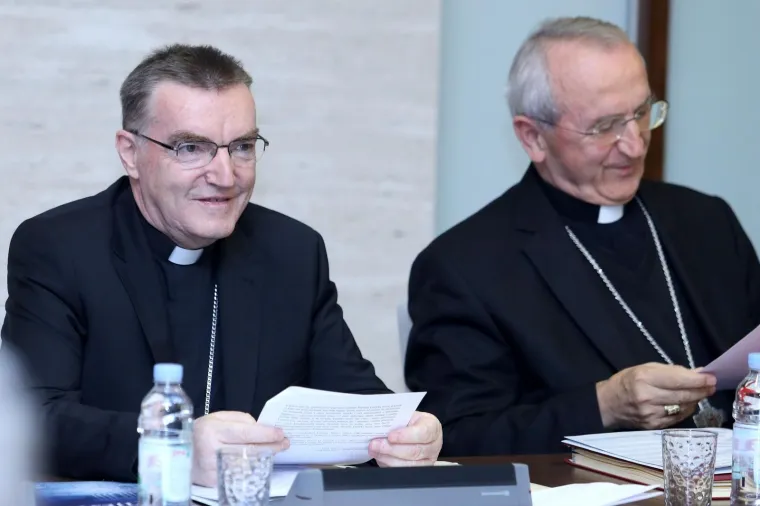 Nakon dugog izbivanja iz javnosti zbog bolesti Josip Bozanić nazočio zasjedanju HBK-a