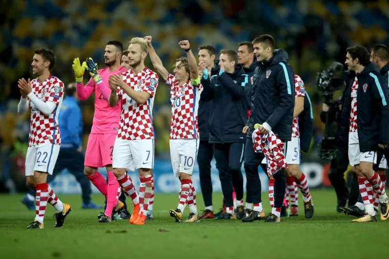OVAKO SLAVI HRVATSKA! Dugo nismo vidjeli osmijehe na licima Modrića, Rakitića i društva, podsjetite se kako izgledaju kad su sretni