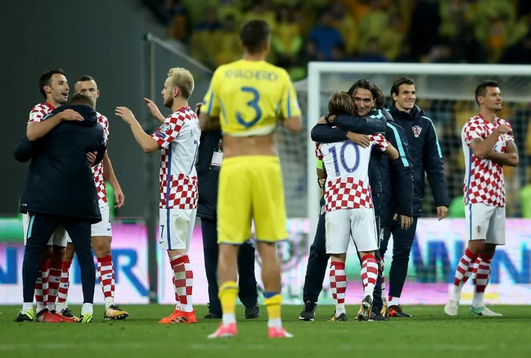 OVAKO SLAVI HRVATSKA! Dugo nismo vidjeli osmijehe na licima Modrića, Rakitića i društva, podsjetite se kako izgledaju kad su sretni