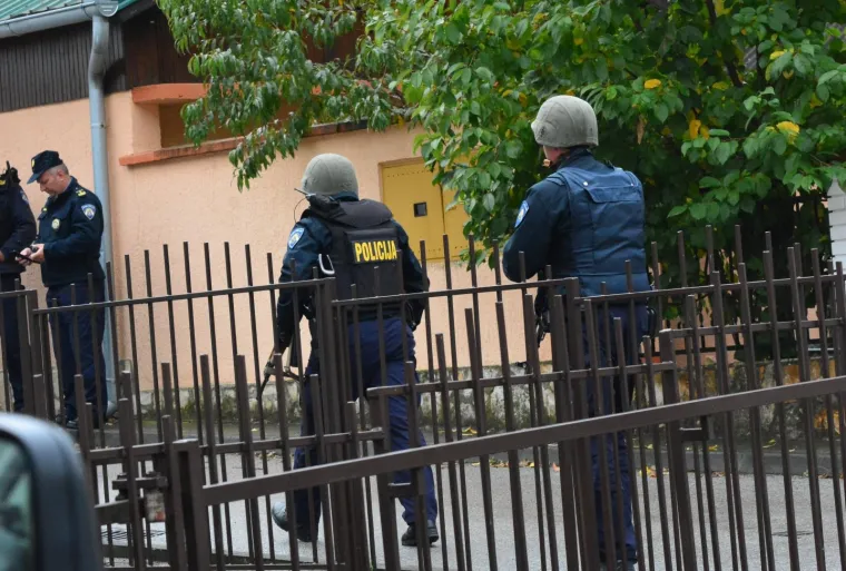 OPSADNO STANJE U POŽEGI: Mu&scaron;karac se zatvorio u kuću i prijeti da će se ranijeti bombom