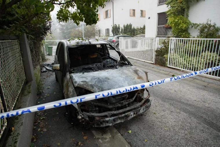 U ulici Javorovac ispred kućnog broja 9 u Zgrebu u potpunosti je izgorio automobil marke Ford. Policijski očevid je u tijeku.
